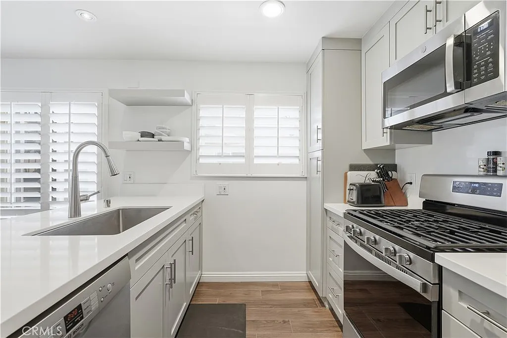 2 bed, 1115 sqft, $5,300 — Photo 3