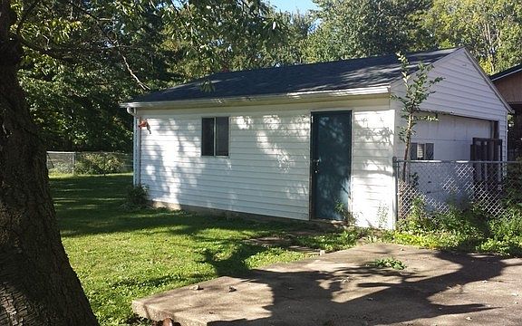 4th image of 130 Pleasant St