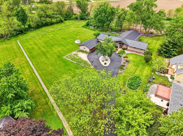 1 Horseshoe Ln, Black Earth, WI 53515