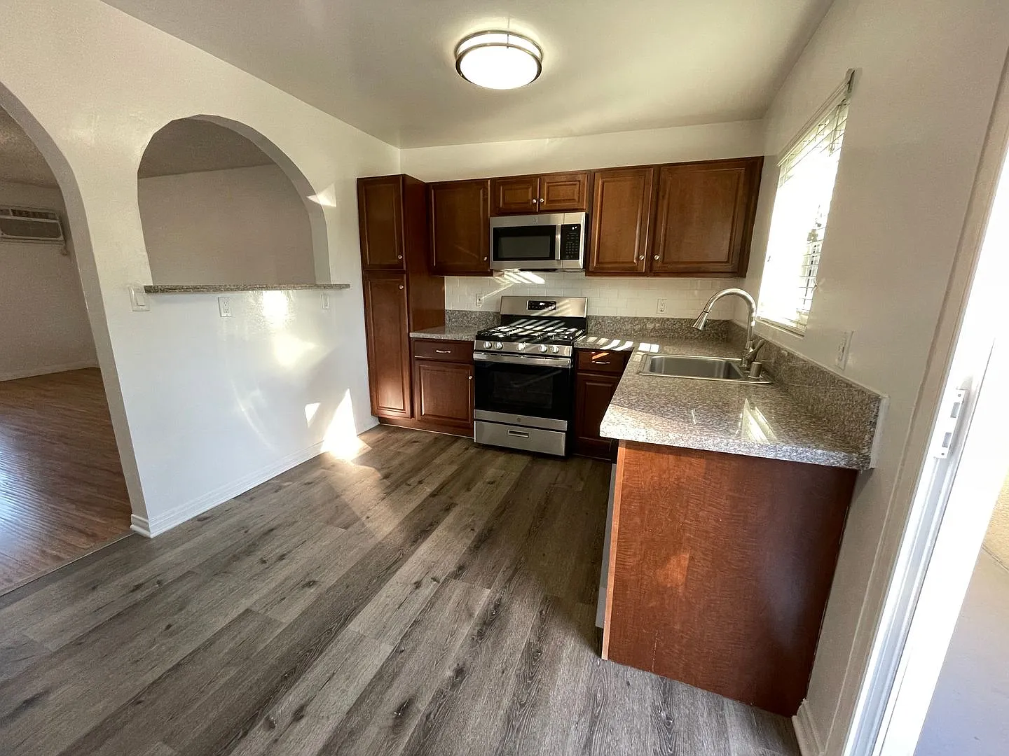271 Parke St — Photo 2