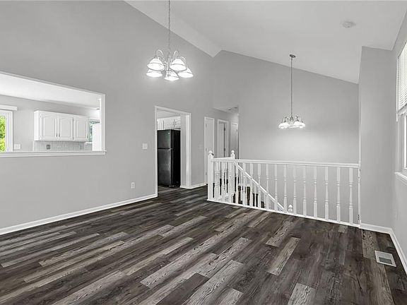 5th image of 405 SE Onyx Cir