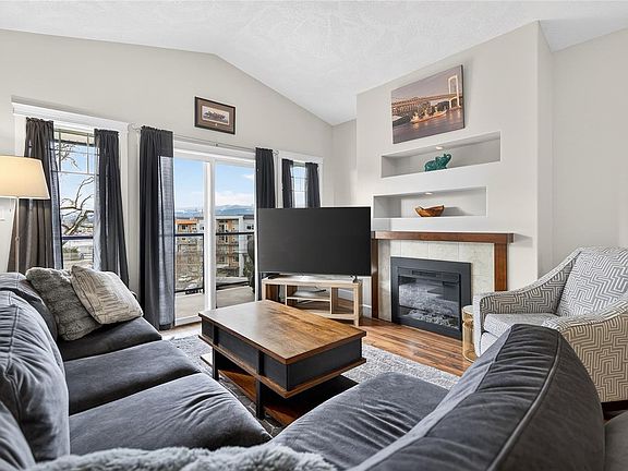 2nd image of 930 Braidwood Rd #221