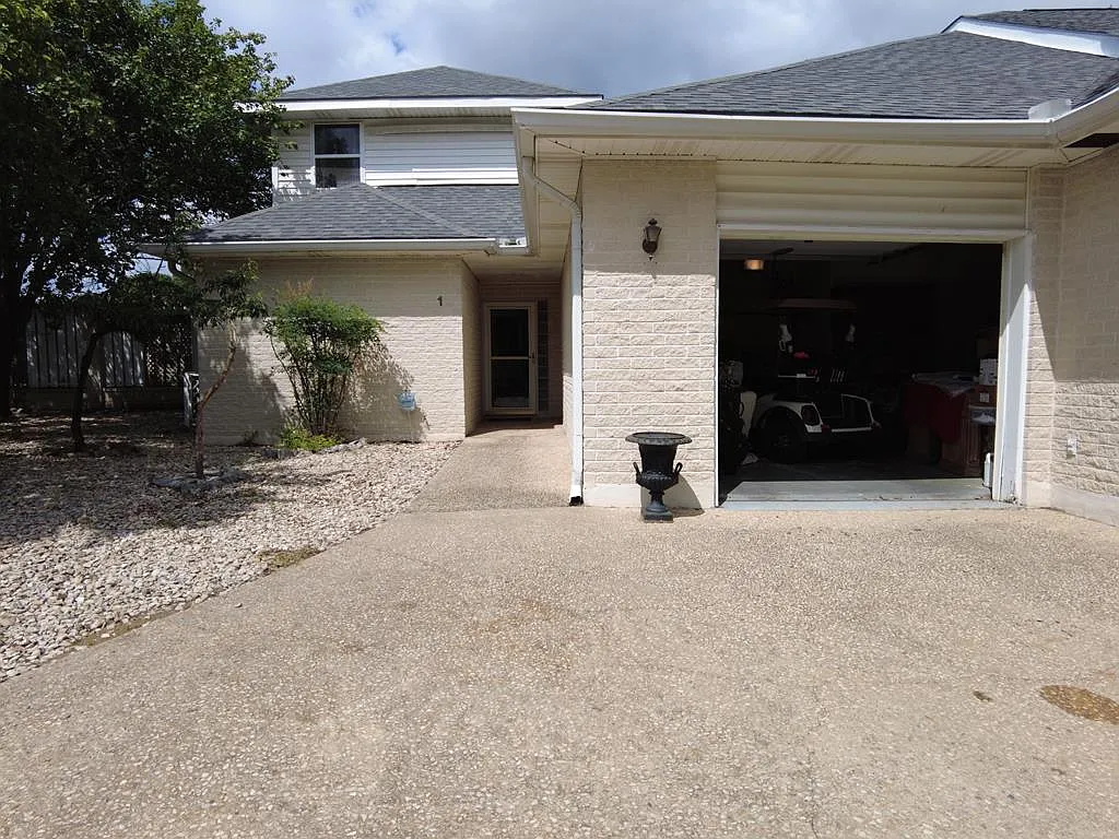 3 bed, 2.5 bath, 1992 sqft, $2,200 — Photo 1