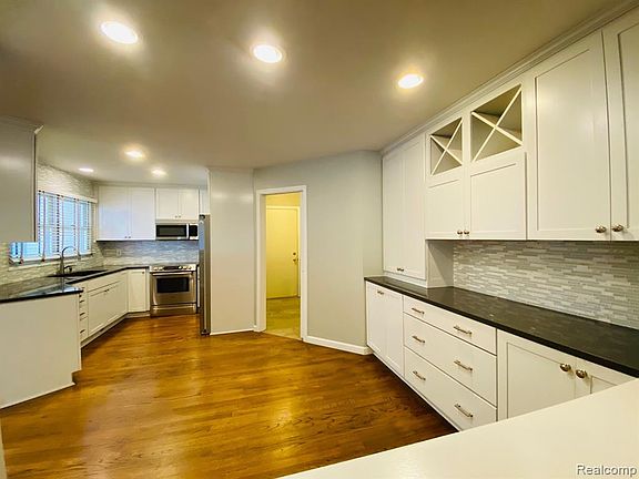5th image of 7395 Simsbury Dr