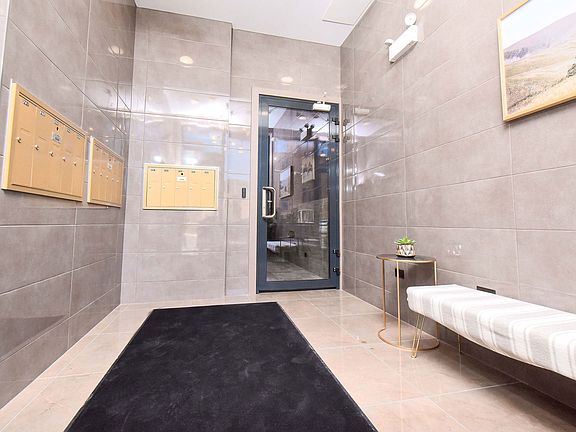 5th image of 2847 N Clybourn Ave #402