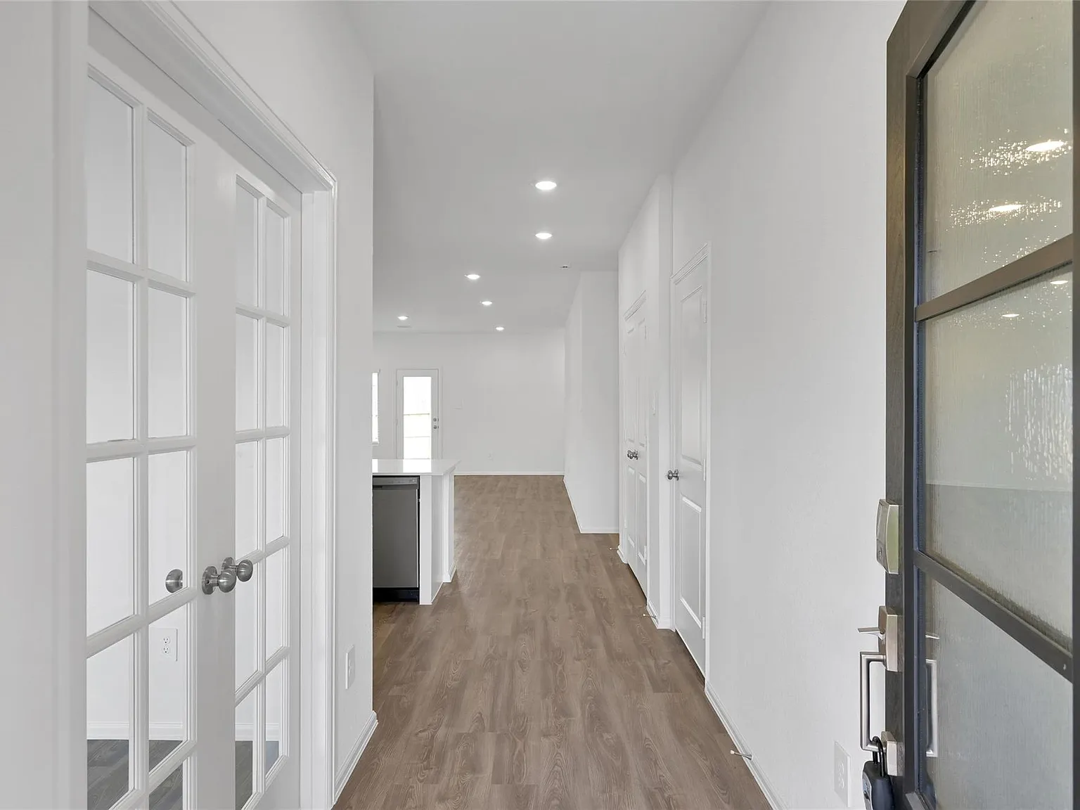 4 bed, 2.0 bath, 1932 sqft, $2,100 — Photo 4