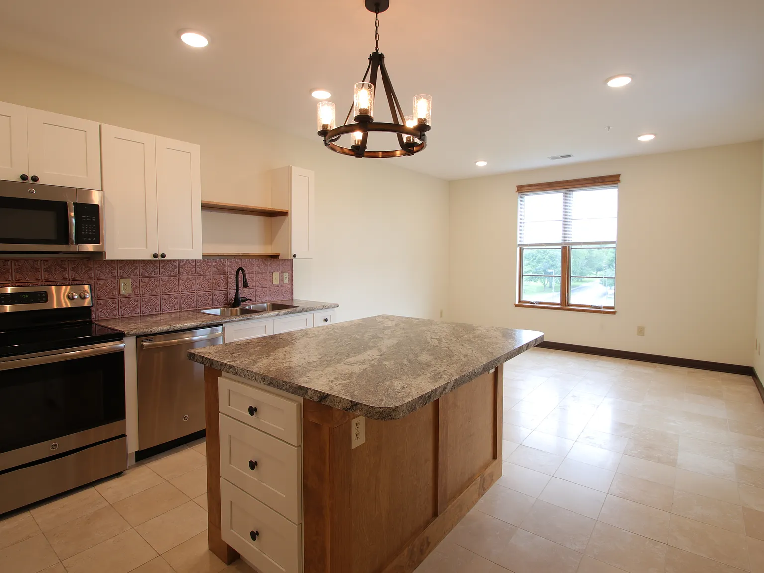 2 bed, 1014 sqft, $1,895 — Photo 1