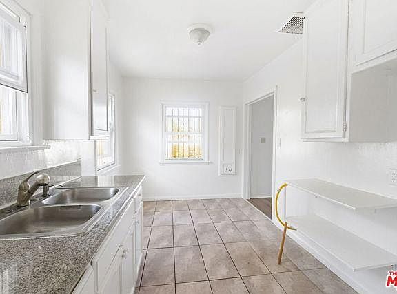 4th image of 322 E 99th St