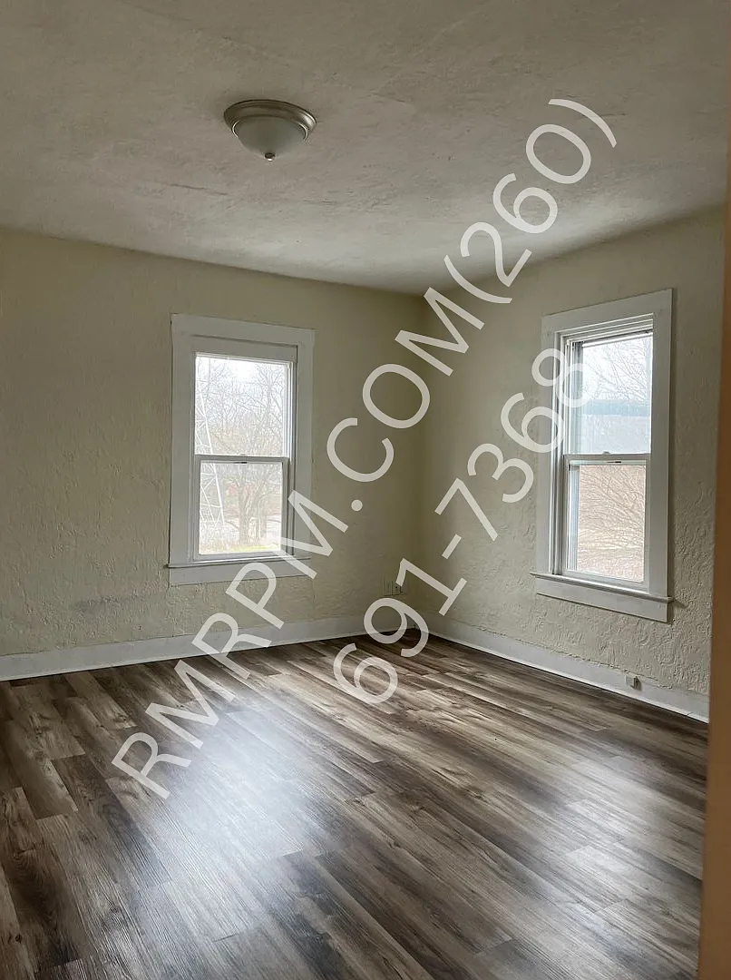 36 N. LaFontaine - 2 — Photo 4