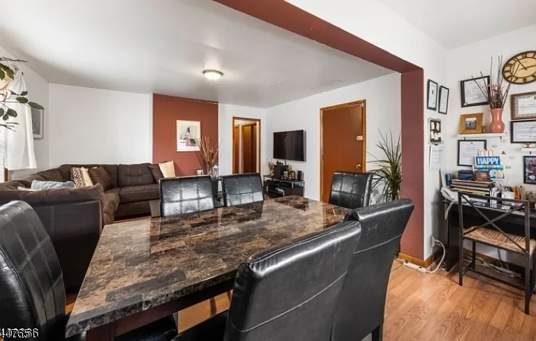 526 Jackson Ave — Photo 4