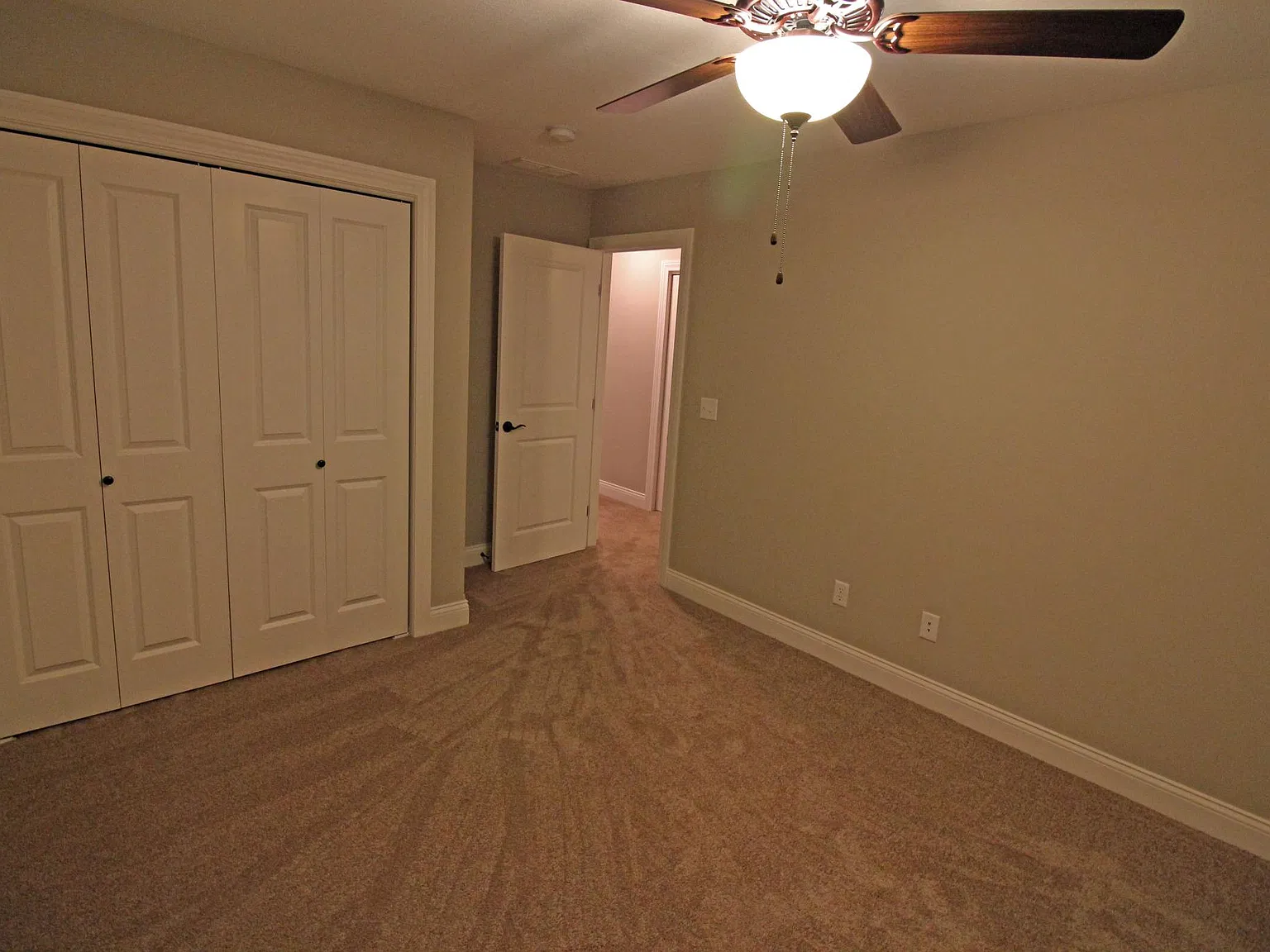 1512 E Halo Dr — Photo 1