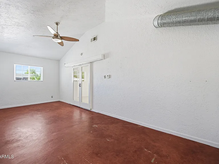 1031 E Vermont Ave — Photo 19