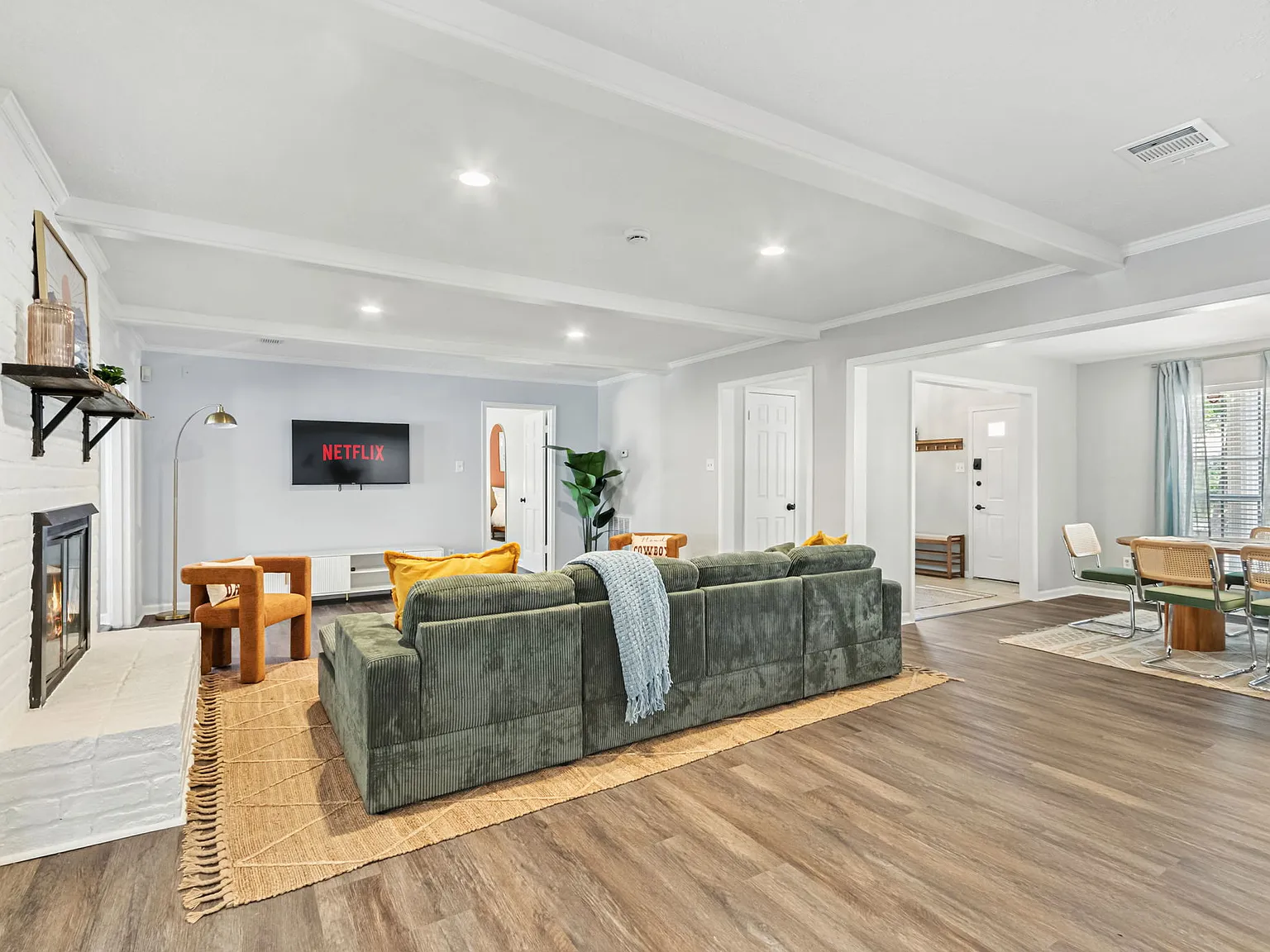 4 bed, 2.5 bath, 3236 sqft, $5,750 — Photo 3
