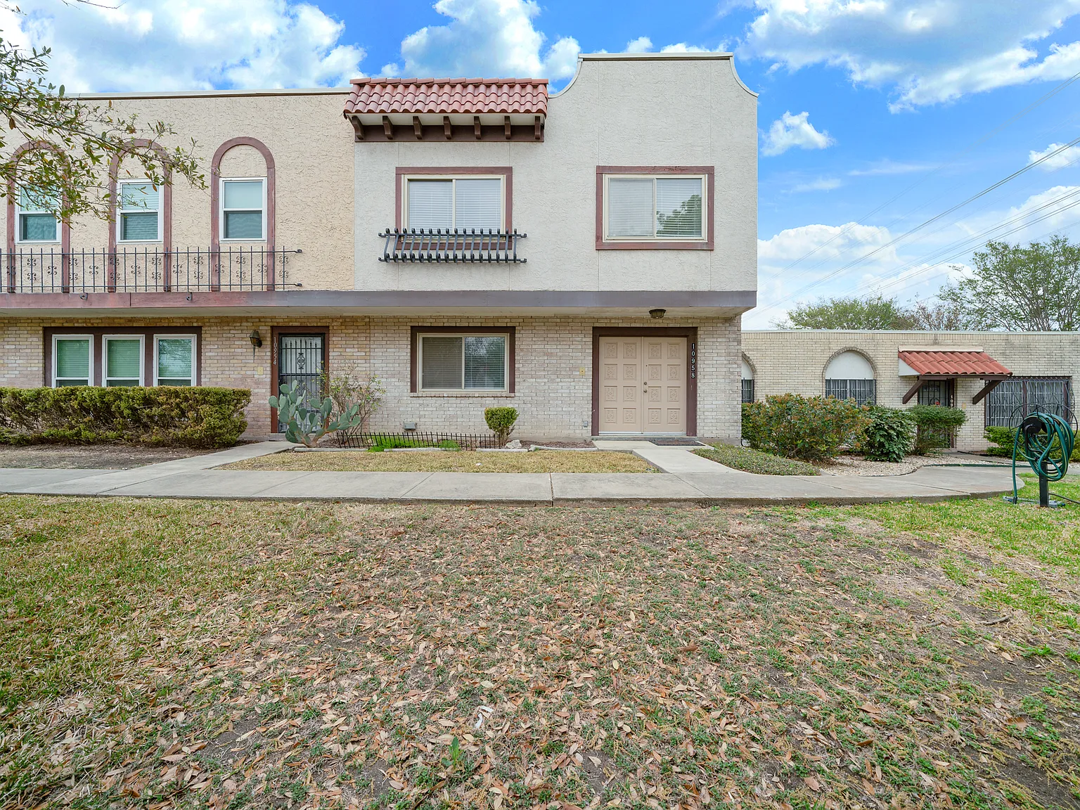 Charming 3-Bed Townhome with Fireplace, Island Kitchen & Private Patio 10958 Crown Park, San Antonio — Photo 1