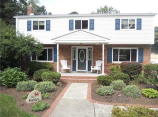 2036 Grosvenor Dr, Coraopolis, PA 15108