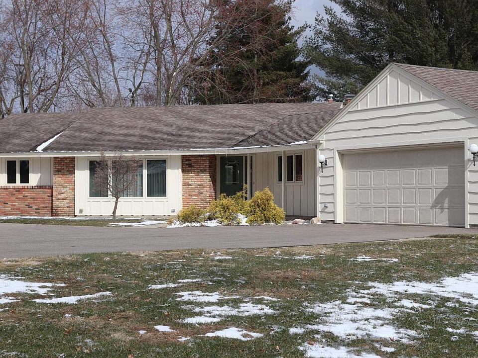 1st image of 940 Carpenter Ave NW