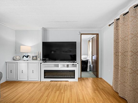 3rd image of 21 Ash Ln