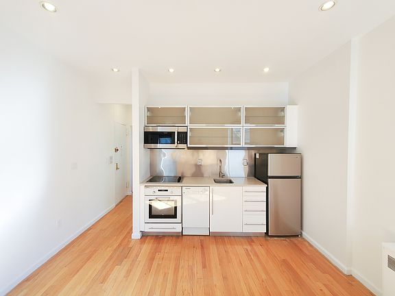 2nd image of 238 E 58th St #22B