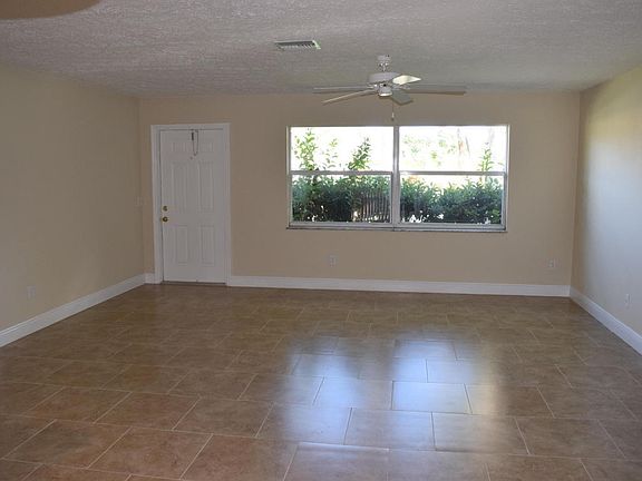 5th image of 1652 SE Floresta Dr