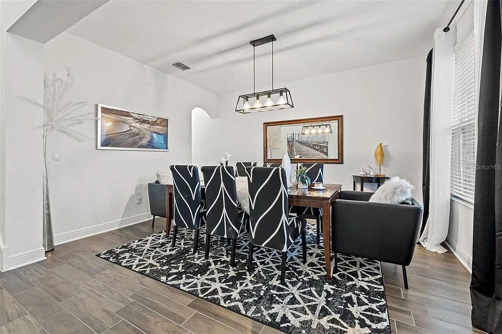 7 bed, 6.0 bath, 5506 sqft, $6,200 — Photo 4