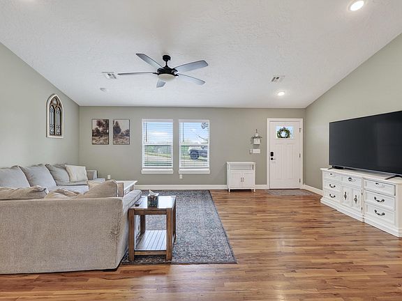 5th image of 399 Hilltop Drive