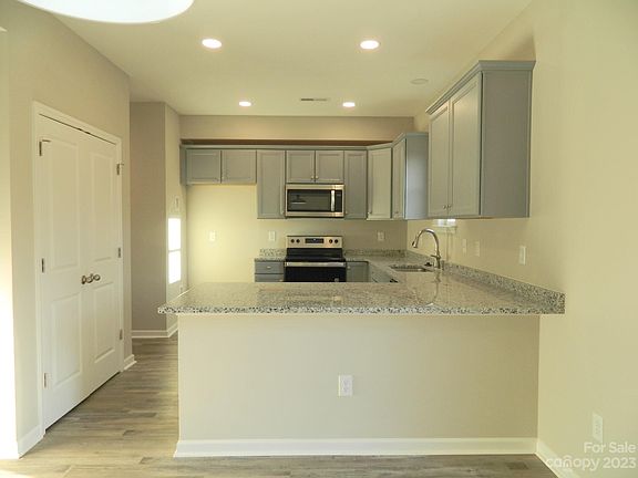 4th image of 1051 Secor St