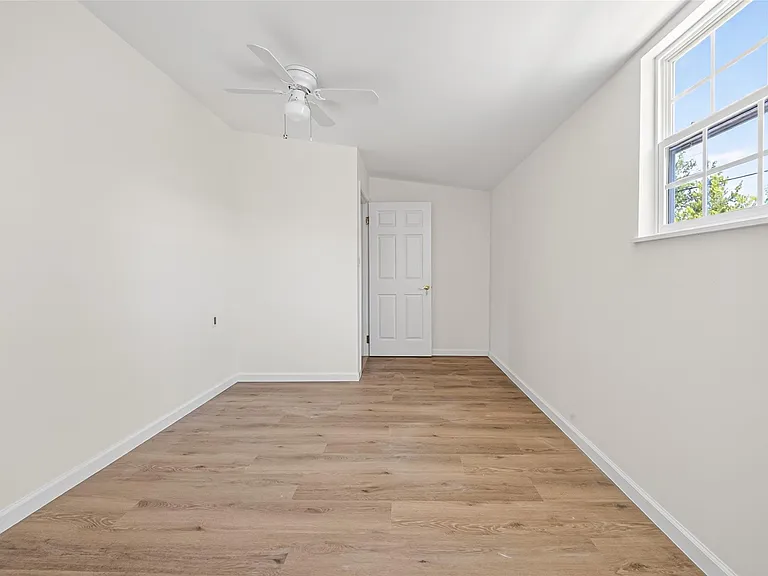 7950 Longridge Dr — Photo 15