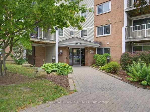 250 Brittany Dr #207, Ottawa, ON K1K 4M1