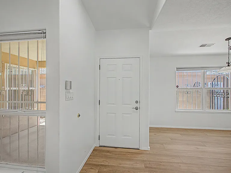Main Entry / Dinning Area