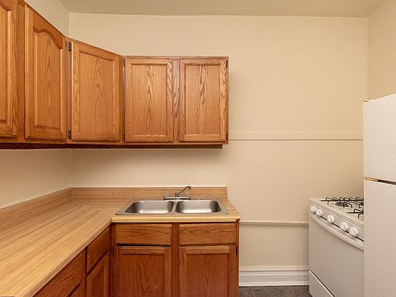2nd image of 3933 N Janssen Ave APT 2S