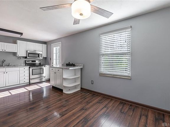 4th image of 350 Greenport Dr
