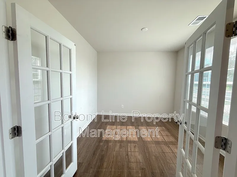 3 bed, 2.5 bath, 1897 sqft, $2,295 — Photo 4