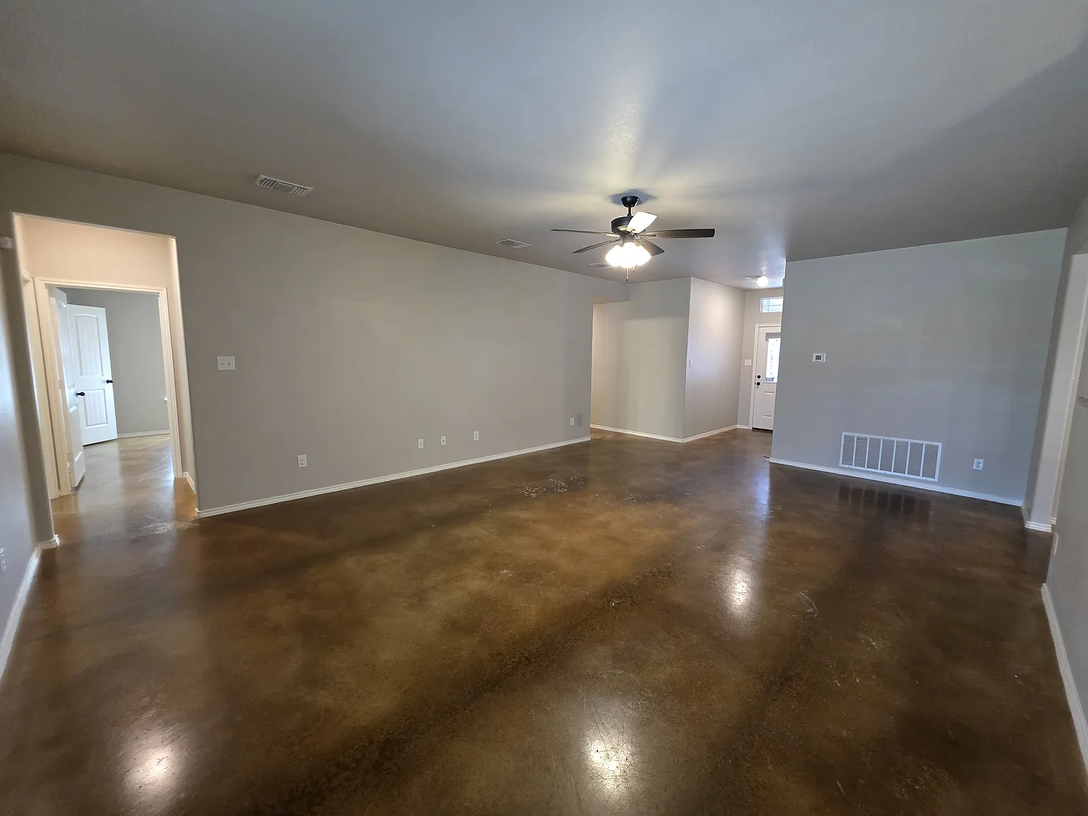 5 bed, 2.5 bath, 2052 sqft, $1,800 — Photo 3