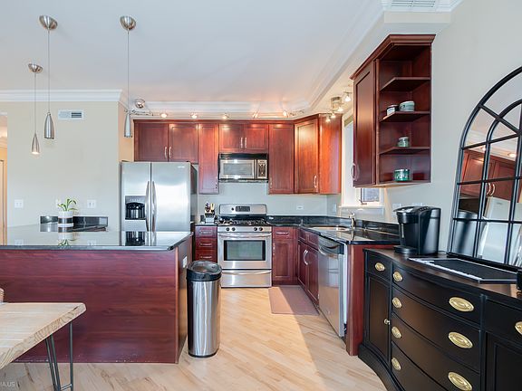 3rd image of 815 N Marshfield Ave APT 303