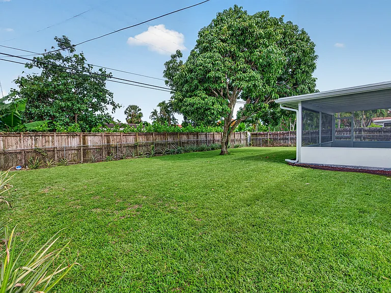 1200 SW 12th Ter — Photo 34