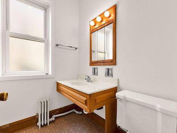 4th image of 1334 W Cornelia Ave #3