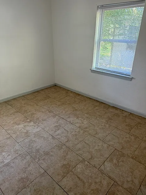 4 bed, 918 sqft, $1,500 — Photo 4