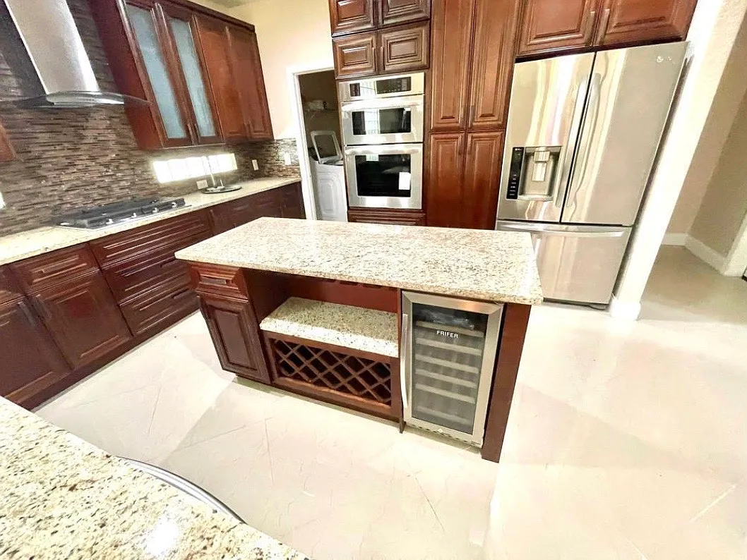 5 bed, 4590 sqft, $5,550 — Photo 2