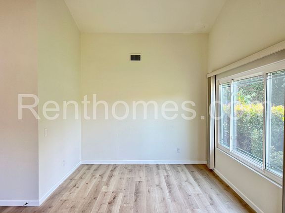 5th image of 9617 Benavente St