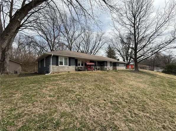 2713 Maple Ave, Leavenworth, KS 66048
