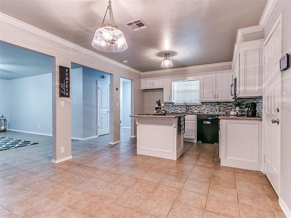 1st image of 1004 Winnipeg Dr