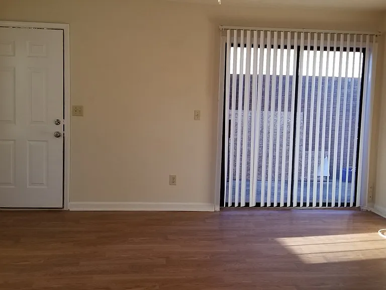 1714 Riverside Ct NE — Photo 3