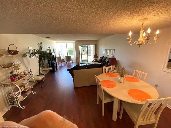 4th image of 3915 Edgewater Dr