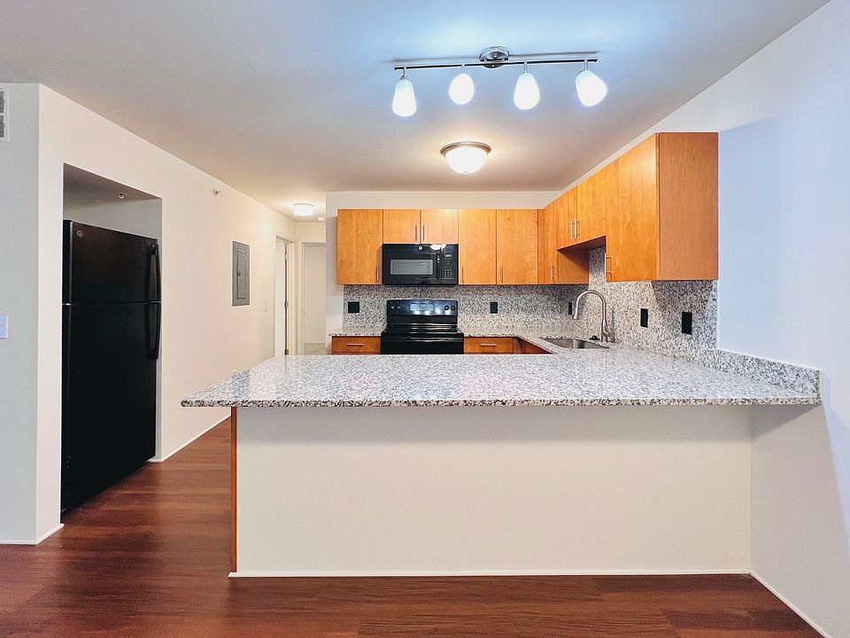 Place your countertop stools right up to the Granit Countertops.