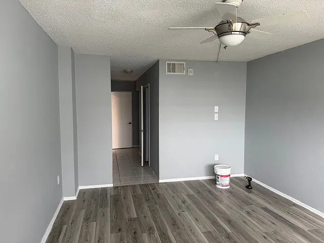 1 bed, 1.5 bath, 1036 sqft, $2,000 — Photo 4