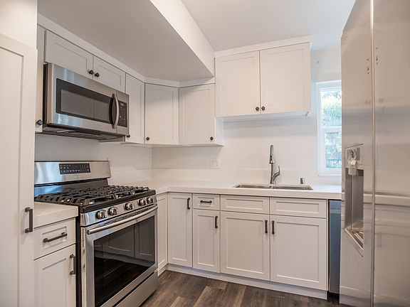 2nd image of 12659 Moorpark St #17