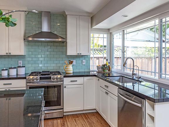 4th image of 304 Grandpark Cir