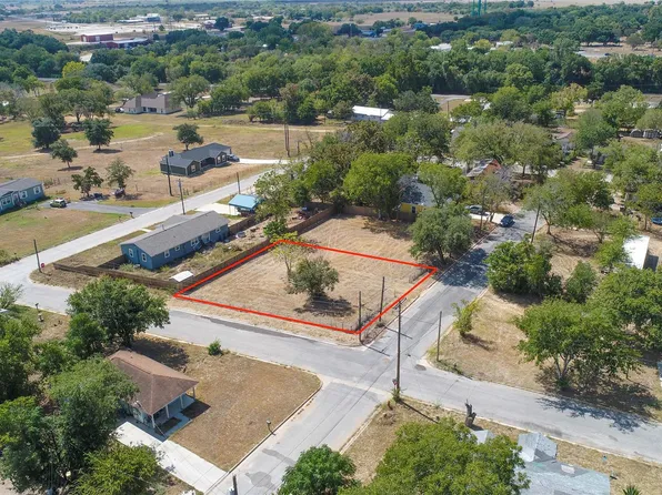 1602 Cummings St, Luling, TX 78648