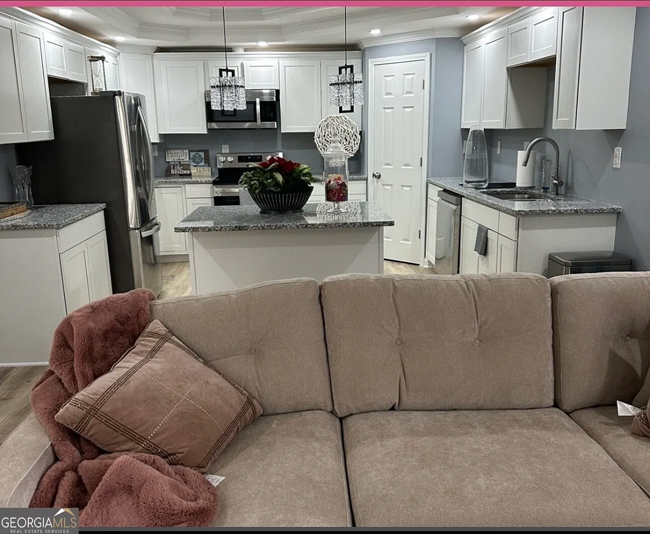 2 bed, 1.0 bath, 3814 sqft, $2,000 — Photo 4