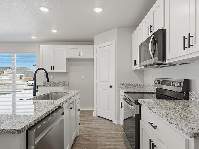 3035 Glennster St — Photo 14